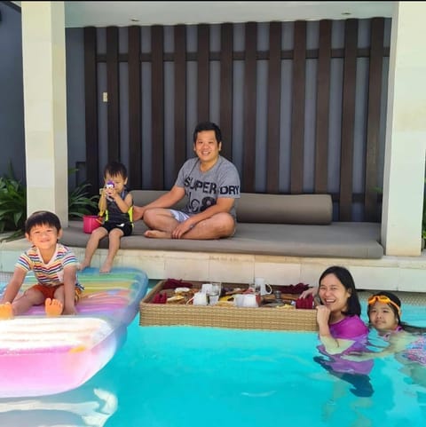 Swimming pool, Breakfast