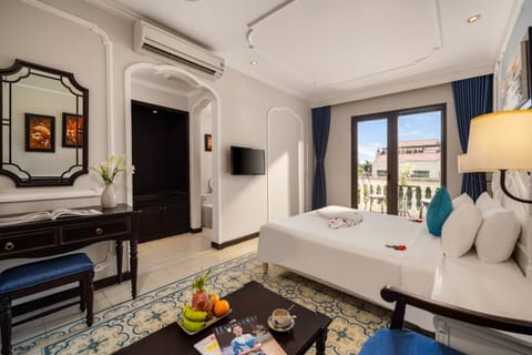 Communal lounge/ TV room, Bed, TV and multimedia, Living room, Photo of the whole room, Seating area, Evening entertainment, Bedroom, wardrobe, air conditioner