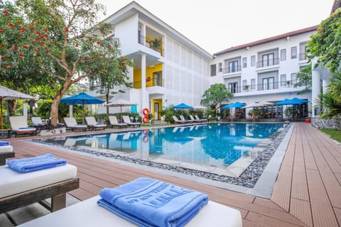 Swimming pool