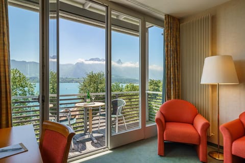 Balcony/Terrace, Photo of the whole room, Seating area, Lake view, Mountain view