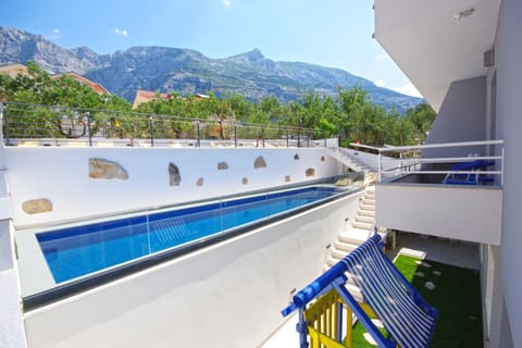 Swimming pool, Swimming pool