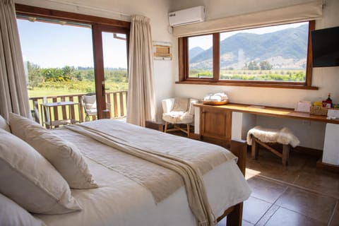 Bed, Natural landscape, TV and multimedia, View (from property/room), Balcony/Terrace, Photo of the whole room, Bedroom, Garden view, Mountain view, internet, air conditioner