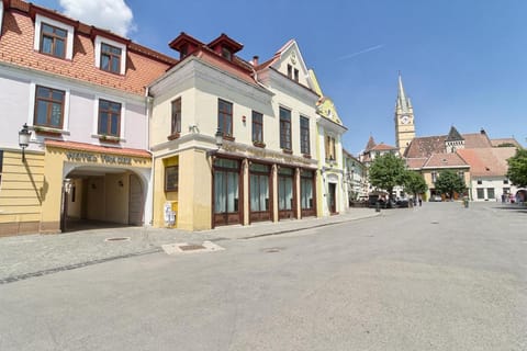 Facade/entrance