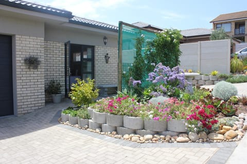 Traveller's Rest, Reebok Bed and Breakfast in Western Cape