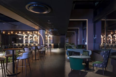 Restaurant/places to eat, Lounge or bar