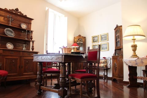 Kitchen or kitchenette, Living room, Seating area