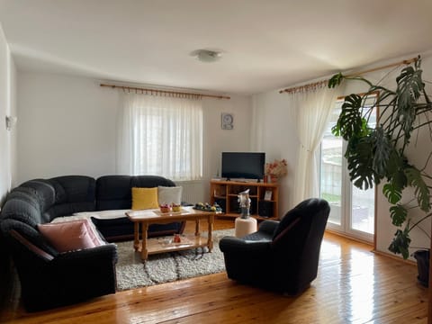 Communal lounge/ TV room, TV and multimedia, Living room, Seating area, Dining area, Evening entertainment