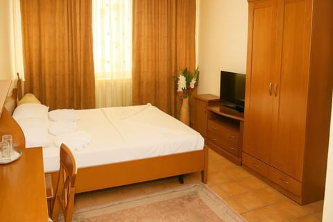 Bed, TV and multimedia, Bedroom, wardrobe