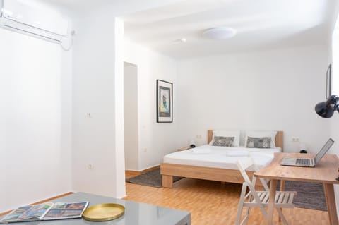 Photo of the whole room, Bedroom