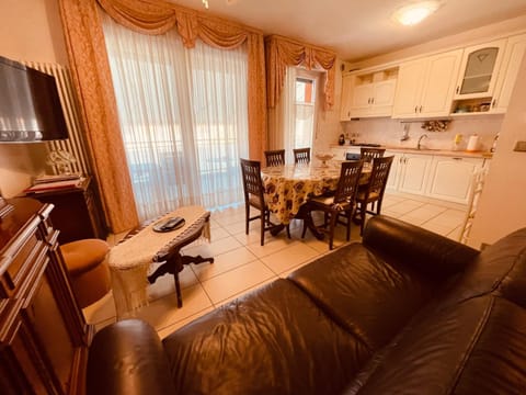 Kitchen or kitchenette, Seating area