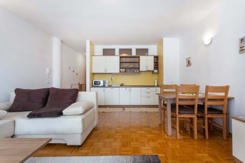 Kitchen or kitchenette, Seating area, Dining area
