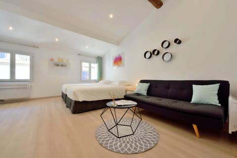 Bed, Day, Property logo or sign, Living room, Photo of the whole room, Decorative detail, Bedroom