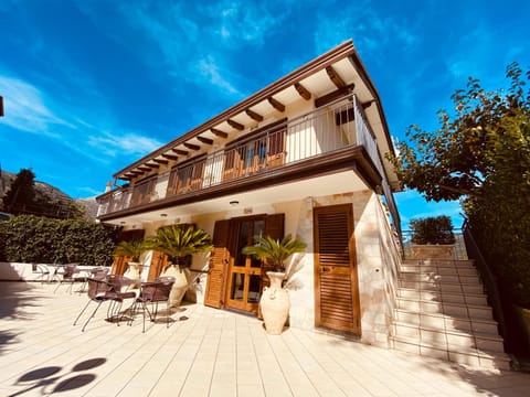 Property building, Facade/entrance, Internal: Not applicable to any particular room