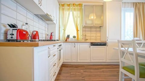 Coffee/tea facilities, Kitchen or kitchenette, Dining area, oven, stove, toaster