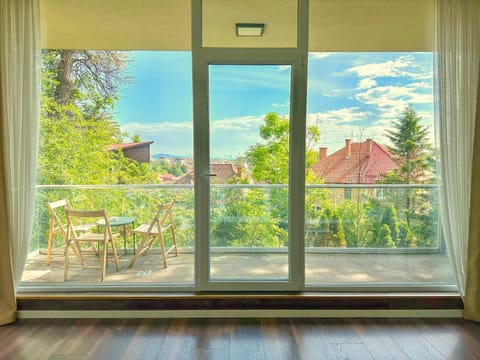 Day, Summer, Balcony/Terrace, Living room, City view, Mountain view