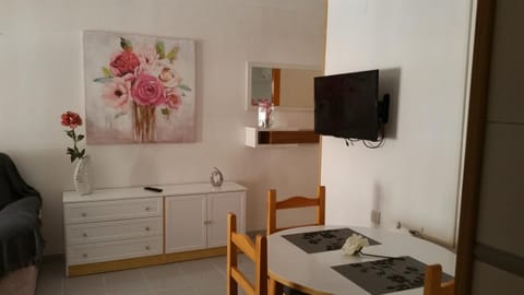 Communal lounge/ TV room, TV and multimedia, Dining area