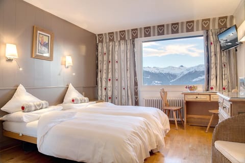 Photo of the whole room, Garden view, Mountain view