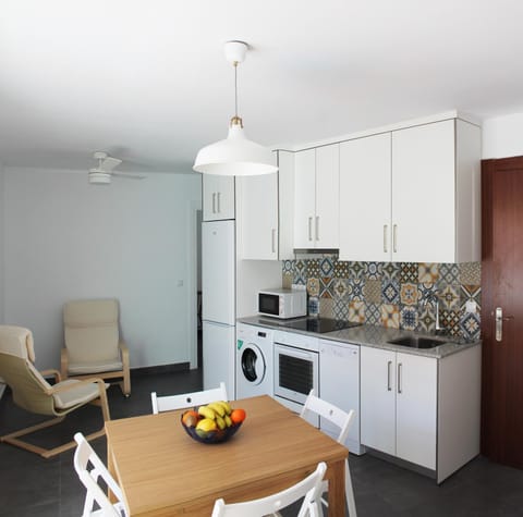 Kitchen or kitchenette, Dining area, dishwasher, minibar, pet friendly, washing machine, air conditioner