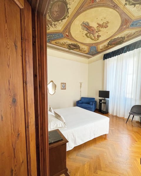 Bed, TV and multimedia, Photo of the whole room, Bedroom, hair dresser