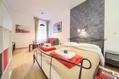 Bed, Photo of the whole room, Decorative detail