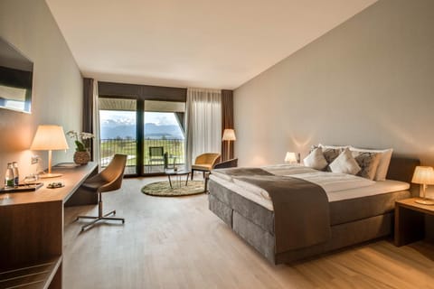 Balcony/Terrace, Living room, Bedroom, Mountain view