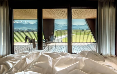 Balcony/Terrace, Bedroom, Mountain view