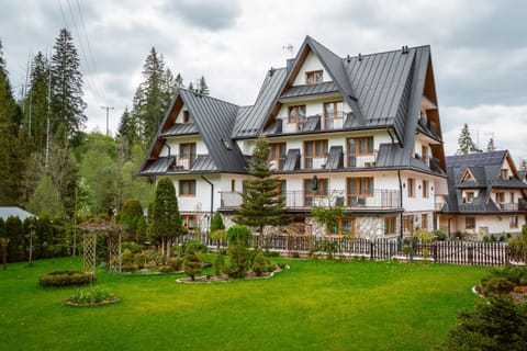 Property building, Day, Garden, Garden view