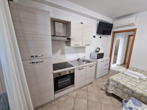 Kitchen or kitchenette, oven, pet friendly, stove