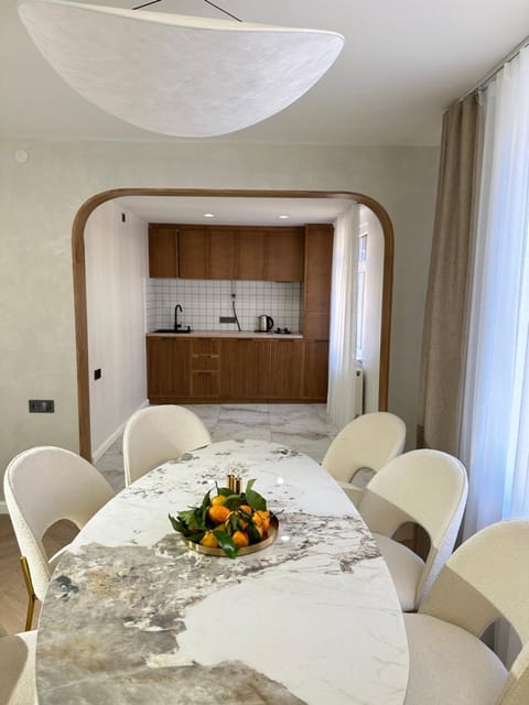 Kitchen or kitchenette, Dining area