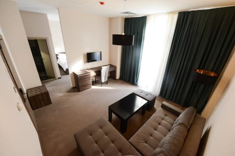 Communal lounge/ TV room, Bed, Nightclub / DJ, TV and multimedia, Living room, Photo of the whole room, Seating area, Bedroom