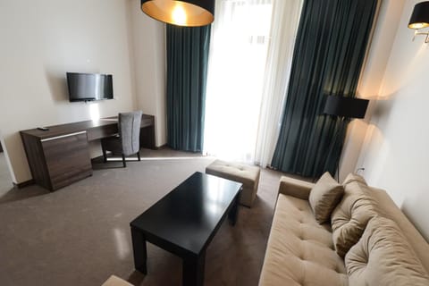 Communal lounge/ TV room, Nightclub / DJ, TV and multimedia, Living room, Lounge or bar, Seating area, Evening entertainment