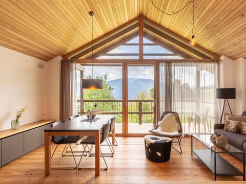 Day, Living room, Seating area, Dining area, On site