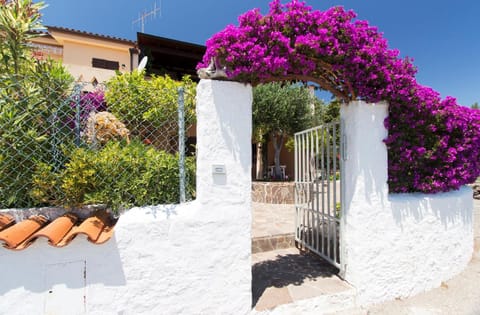 Property building, Patio, Facade/entrance, Spring, Garden, Garden view