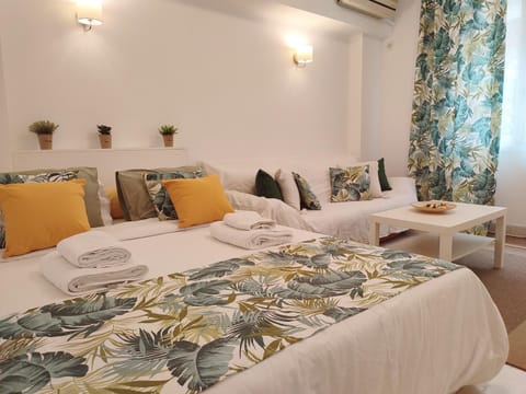 Bed, Seating area