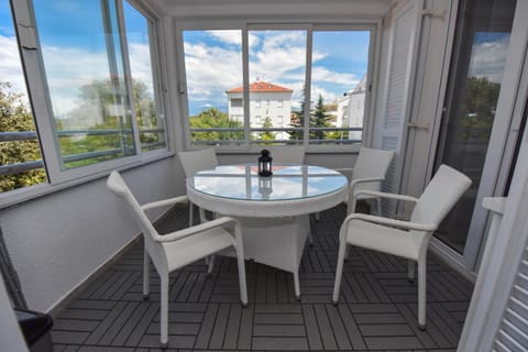 Balcony/Terrace, Street view
