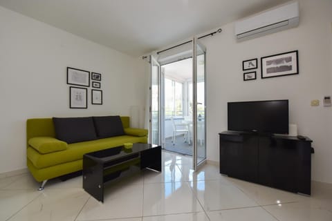 Communal lounge/ TV room, TV and multimedia, Living room, Photo of the whole room, Seating area