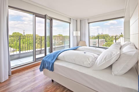 Bed, View (from property/room), Bedroom, City view, Quiet street view