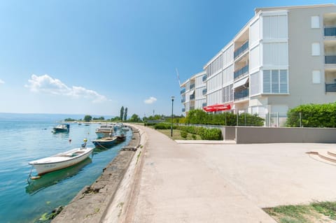 Facade/entrance, Beach, City view, Landmark view, Mountain view, River view, Sea view, Street view