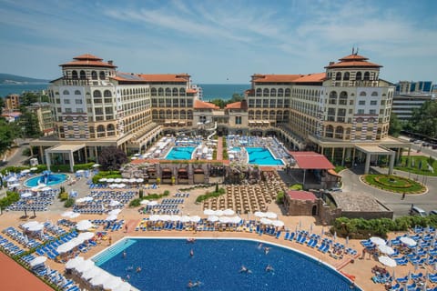 Property building, Nearby landmark, Day, Natural landscape, Bird's eye view, Beach, City view, Pool view, Sea view, Swimming pool, sunbed