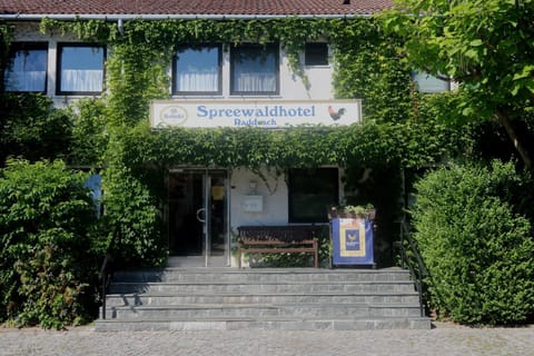 Property building, Patio, Facade/entrance, Lobby or reception