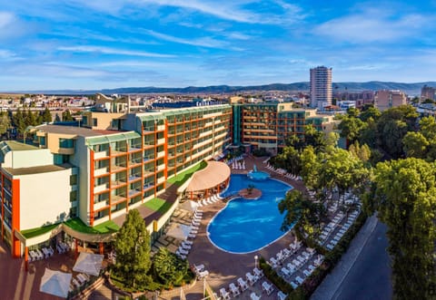 Property building, Nearby landmark, Day, Bird's eye view, Pool view, Swimming pool, Swimming pool, Location