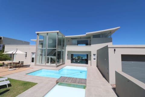 Property building, Garden, Balcony/Terrace