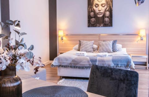 Bed, Photo of the whole room, Seating area