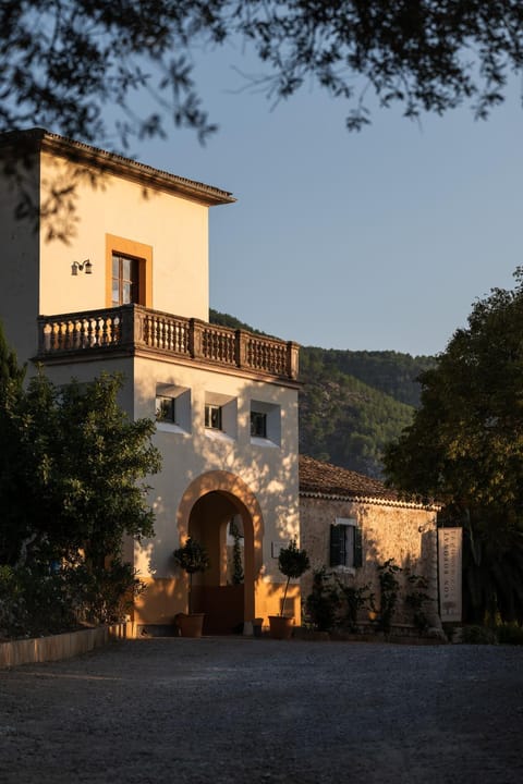 Property building, Day, Natural landscape, Landmark view, Mountain view