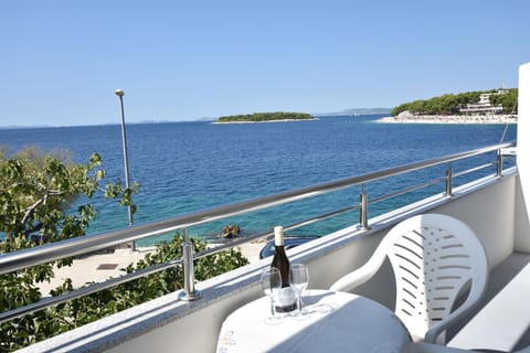 View (from property/room), Balcony/Terrace, Seating area, Landmark view, Sea view