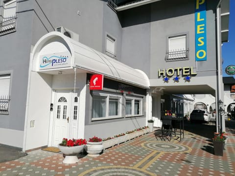 Property building, Facade/entrance, Day
