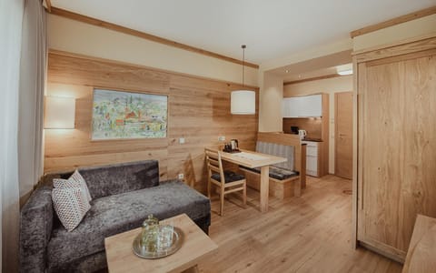 Kitchen or kitchenette, Living room, Seating area, Dining area