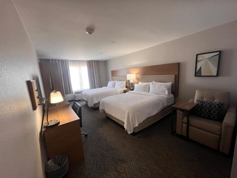 Bed, TV and multimedia, Living room, Photo of the whole room, Seating area, Bedroom