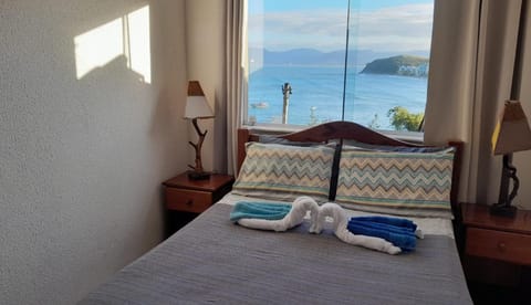 Bed, Bedroom, Sea view, towels