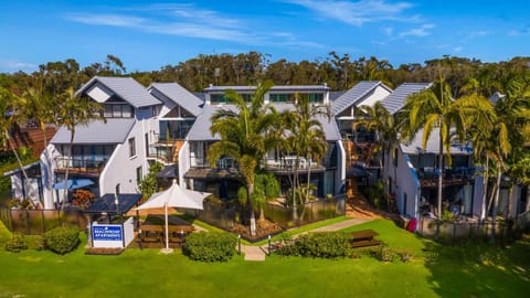 Property building, Facade/entrance, Bird's eye view, Garden, Balcony/Terrace, Garden view
